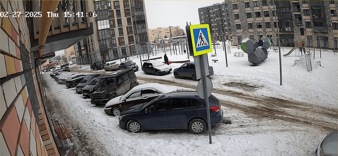 Камера во дворе